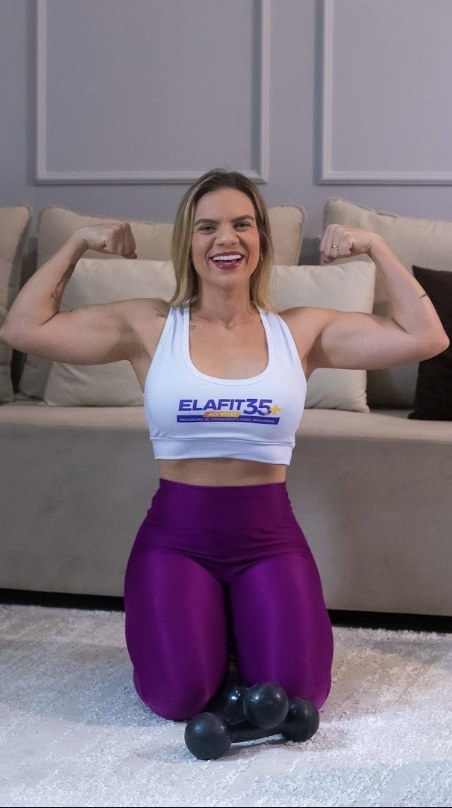 Monnick comemorando, pronta para o treino especial ao vivo